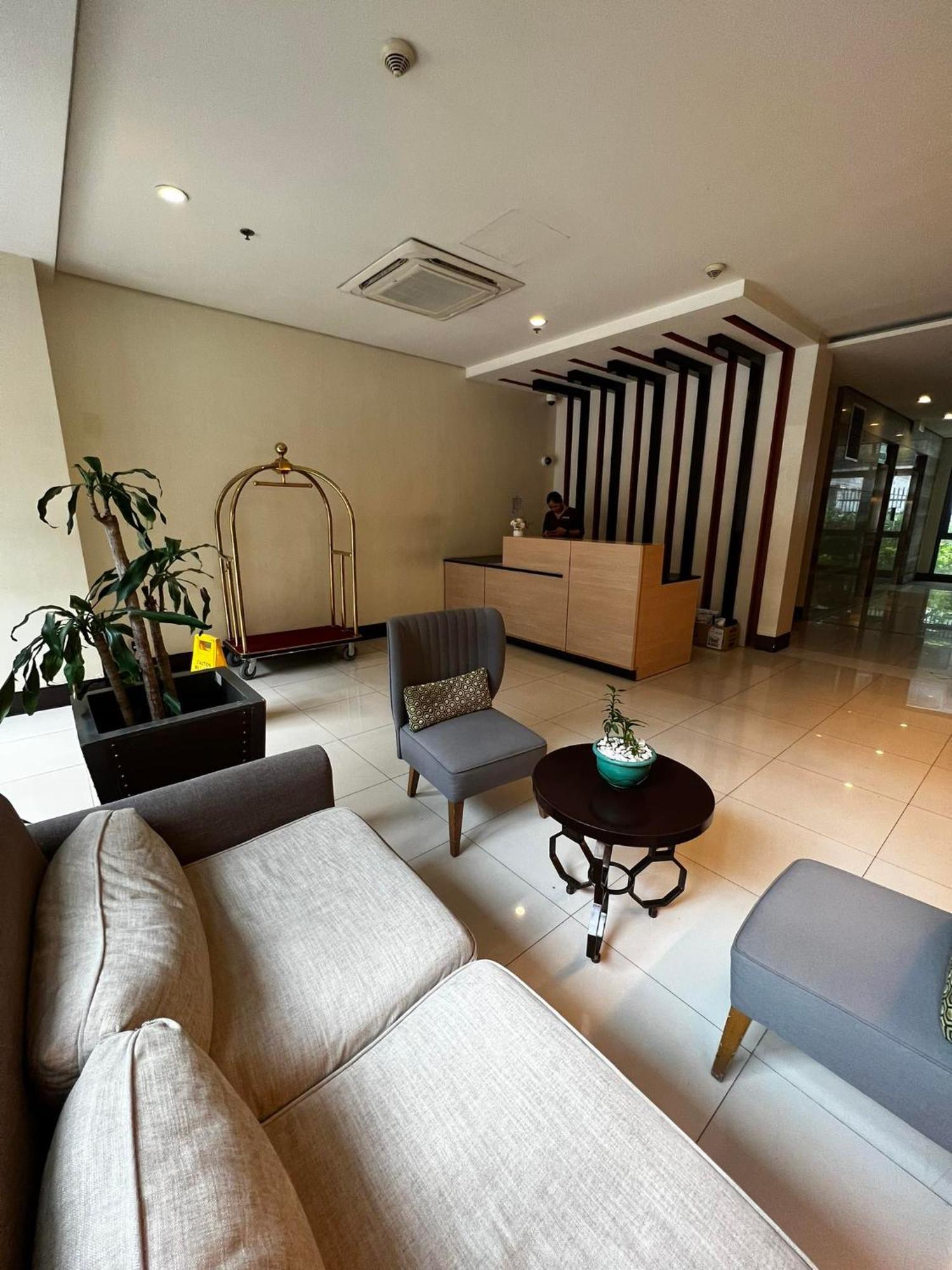 One Palm Tree Villas Condominium - Studio 2Nd Fl With Balcony - Across Terminal 3 Airport Pasay Ngoại thất bức ảnh