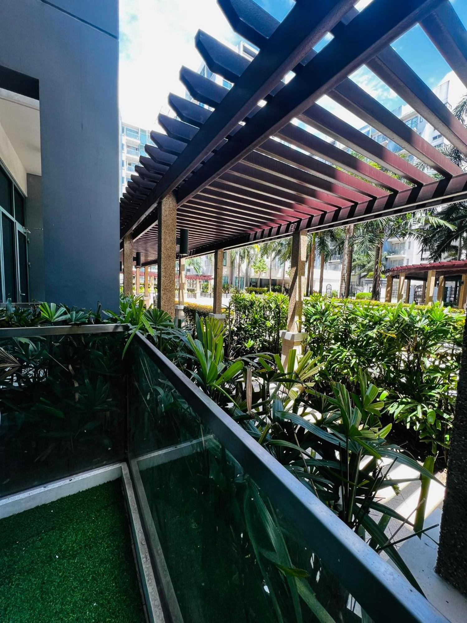 One Palm Tree Villas Condominium - Studio 2Nd Fl With Balcony - Across Terminal 3 Airport Pasay Ngoại thất bức ảnh