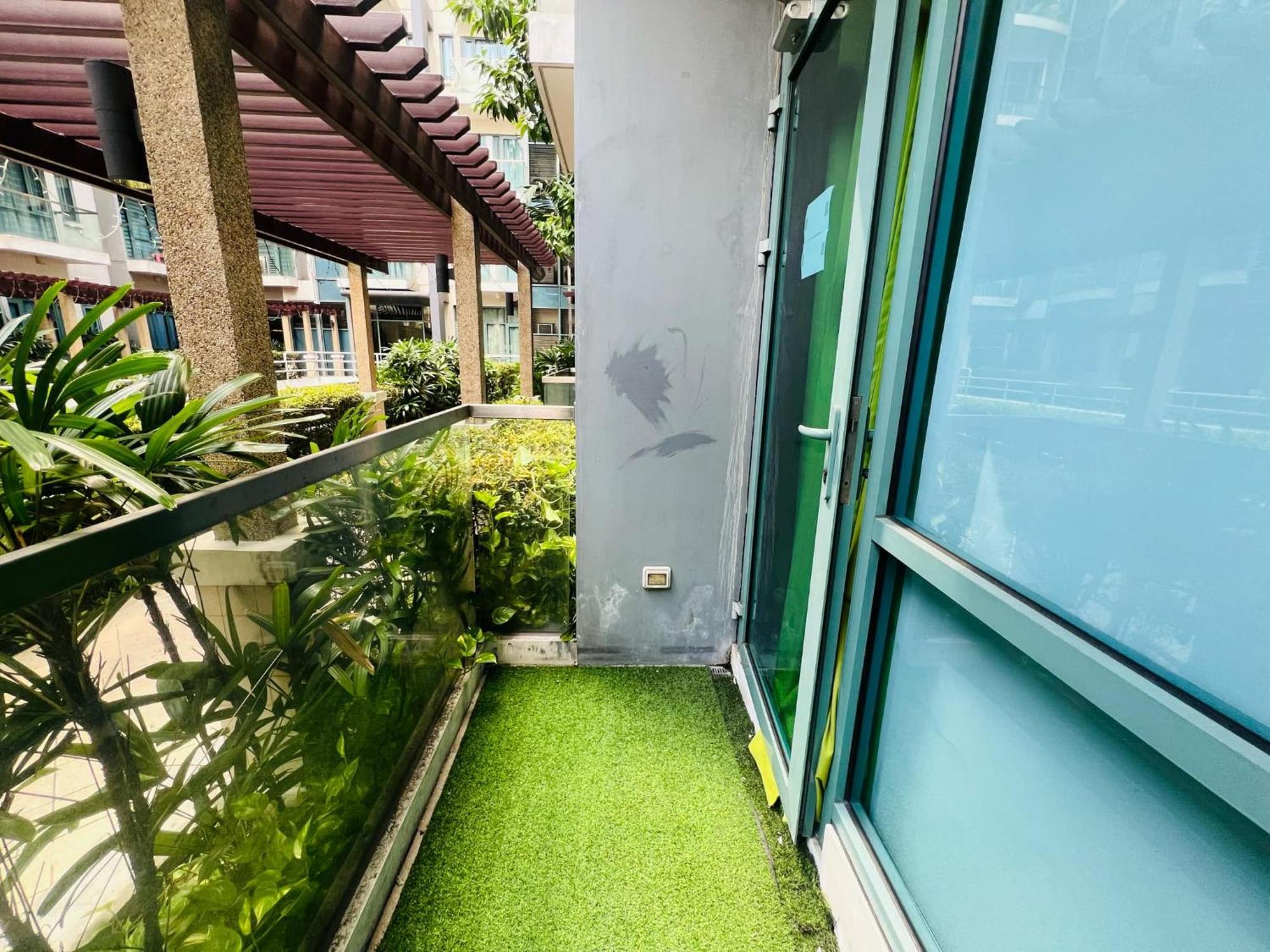 One Palm Tree Villas Condominium - Studio 2Nd Fl With Balcony - Across Terminal 3 Airport Pasay Ngoại thất bức ảnh