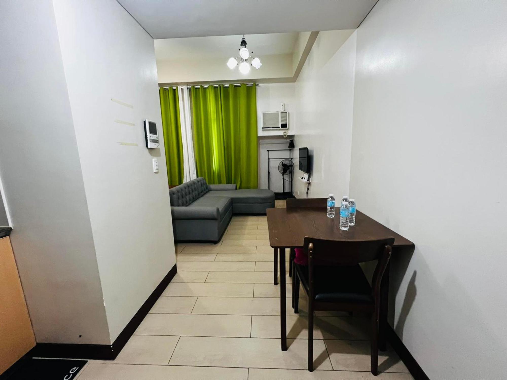 One Palm Tree Villas Condominium - Studio 2Nd Fl With Balcony - Across Terminal 3 Airport Pasay Ngoại thất bức ảnh