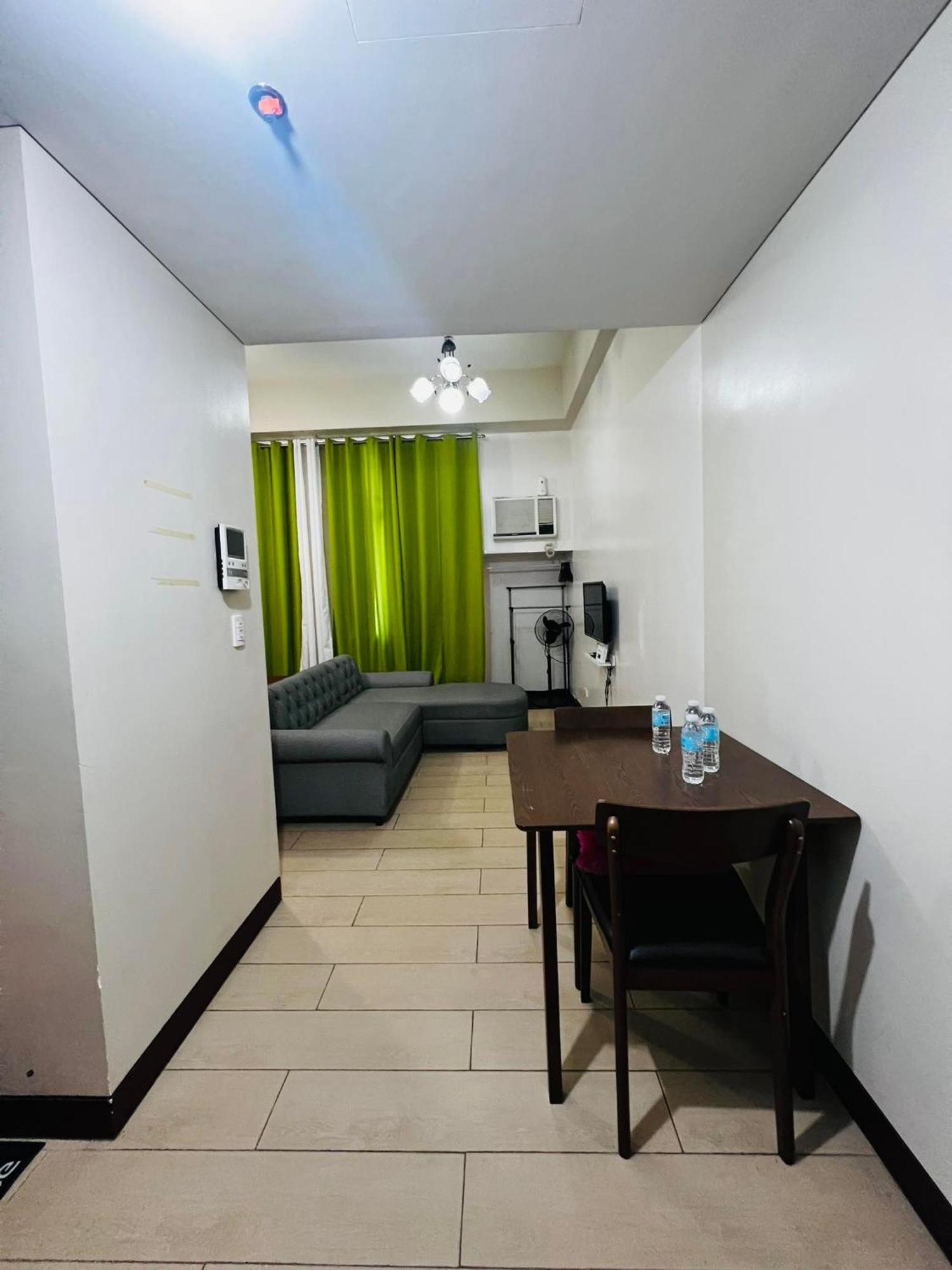 One Palm Tree Villas Condominium - Studio 2Nd Fl With Balcony - Across Terminal 3 Airport Pasay Ngoại thất bức ảnh